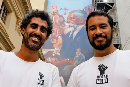 O artista Fernando Cazé e o pesquisador Pedro Rajão, idealizadores do projeto que mapeia a memória negra na cidade do Rio - Tânia Rêgo/Agência Brasil