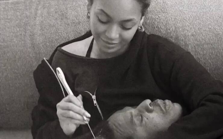 Jay-Z tem dreadlocks desfeitos em vídeo da Cécred narrado por Beyoncé
